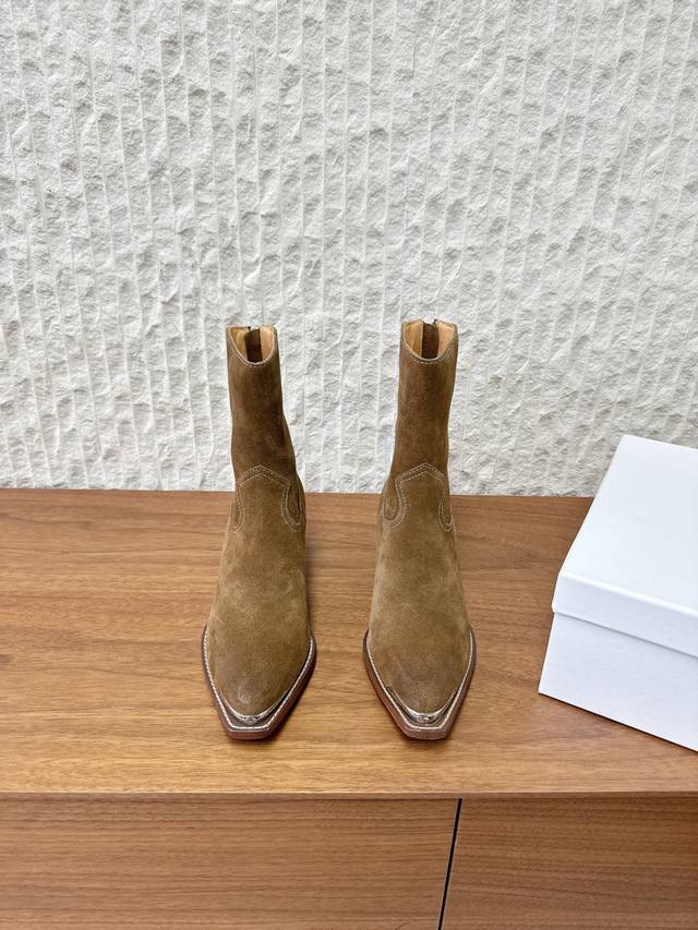 Niu Jing G299 Celine 25Ss Autumn/Winter New Retro Chunky Heel Chelsea Pointed To Niu Jing G299 Celine 25Ss Autumn/Winter New Retro Chunky Heel Chelsea Pointed To