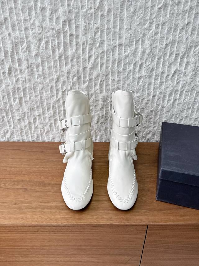 G101 Ann Demeulemesster, a niche streetwear brand, presents its new Fall/Winter