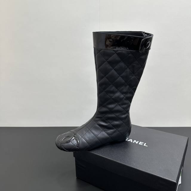 2025 Autumn Chanel Cambon Collection Quilted Back Zipper Flat Boots are here! Th