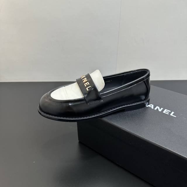 Pili 2025 Spring New Chanel Loafers with Diamond Embroidery and Letter Buckle. S