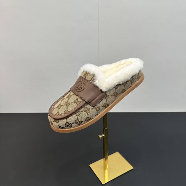 2025 Gucci Merino Wool Slip-on Sandals, a reinterpretation of Gucci's equestrian 2025 Gucci Merino Wool Slip-on Sandals, a reinterpretation of Gucci's equestrian