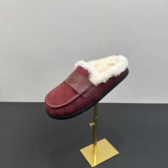 2025 Gucci new Merino wool slip-on sandals, reinterpreting Gucci's equestrian tr 2025 Gucci new Merino wool slip-on sandals, reinterpreting Gucci's equestrian tr