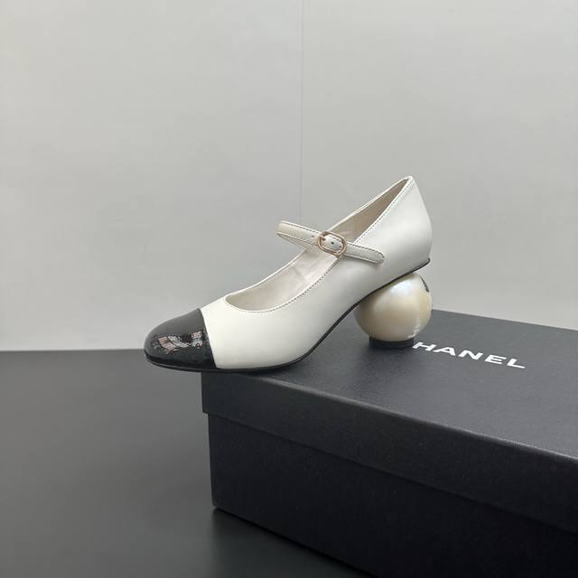 Chanel Fall/Winter 2025 runway Mary Jane shoes with a giant pearl heel. These sh