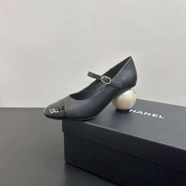Chanel Fall/Winter 2025 runway Mary Jane shoes with a giant pearl heel. These sh