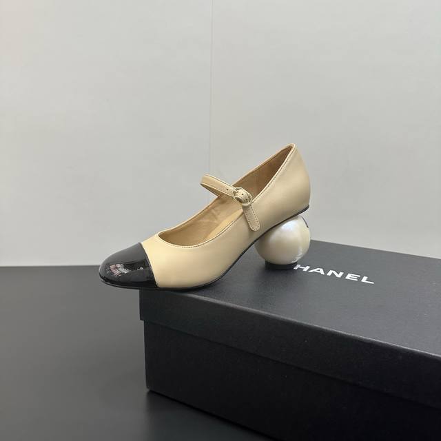 Chanel Fall/Winter 2025 runway Mary Jane shoes with a giant pearl heel. These sh
