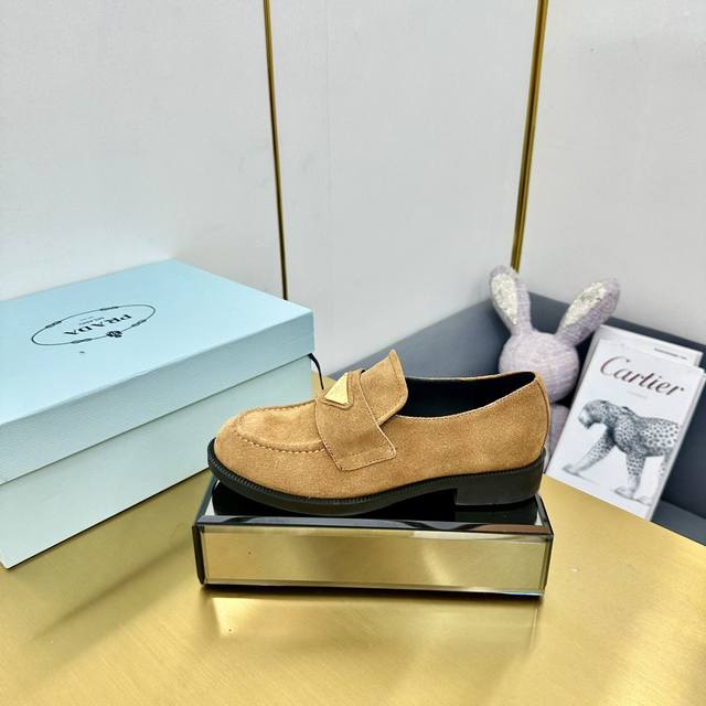 Top-tier Prada* Wa Fall/Winter New Platform Loafers. These leather loafers featu