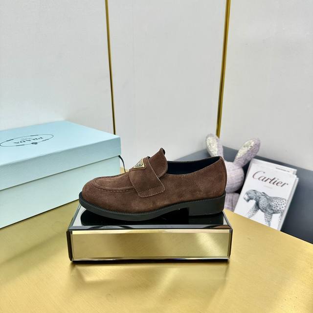 Top-tier Prada* Wa Fall/Winter New Platform Loafers. These leather loafers featu