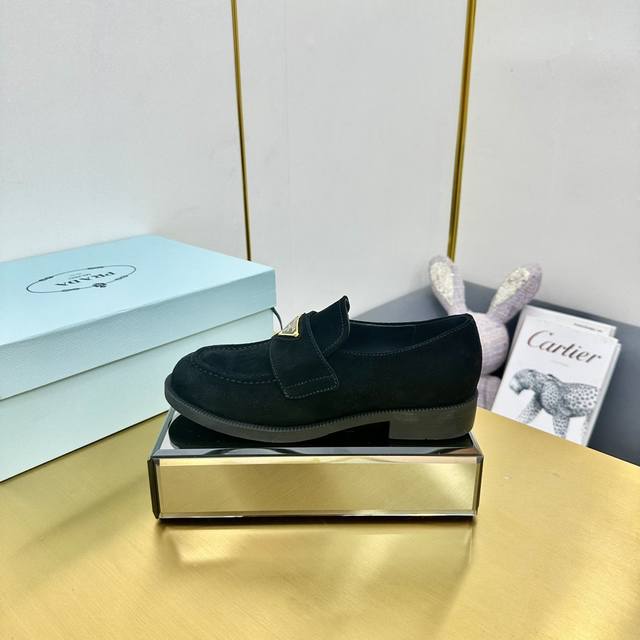 Top-tier Prada* Wa Fall/Winter New Platform Loafers. These leather loafers featu