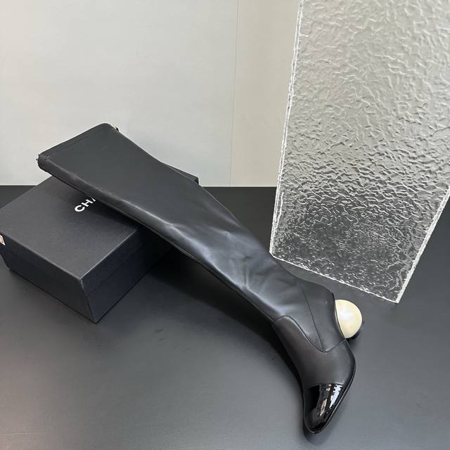 Chanel Fall/Winter 2025 Runway Collection Double C Giant Pearl Heel Stretch Over