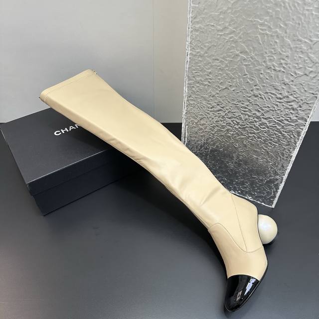 Chanel Fall/Winter 2025 Runway Collection Double C Giant Pearl Heel Stretch Over