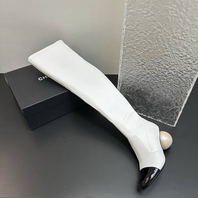 Chanel Fall/Winter 2025 Runway Collection Double C Giant Pearl Heel Stretch Over