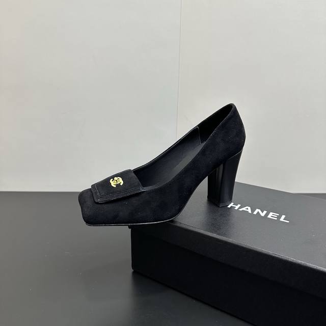 2025Ss Chanel Chunky Heel Patchwork Cap High-Heeled Shoes. The classic square to