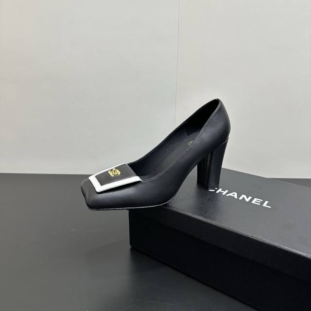 2025Ss Chanel Chunky Heel Patchwork Cap High Heels The classic square toe silhou