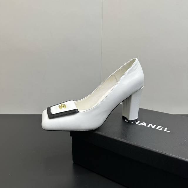 2025Ss Chanel Chunky Heel Patchwork Cap High-Heeled Shoes. The classic square to