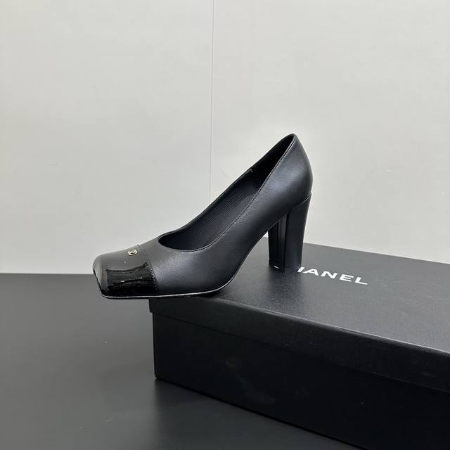 2025Ss Chanel Chunky Heel Shoes. The classic square toe silhouette is sleek and