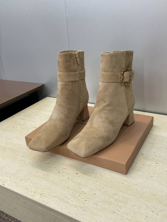 Factory Price P Gianvito Rossi 2025 Autumn/Winter New Arrival and Naked Motorcyc