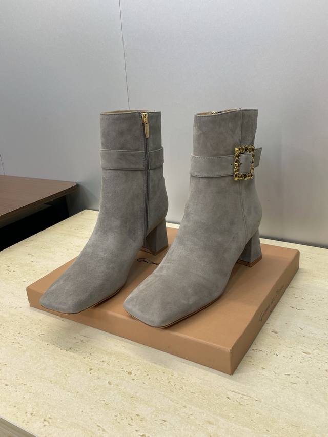 Factory Price P Gianvito Rossi 2025 Autumn/Winter New Arrival and Naked Motorcyc