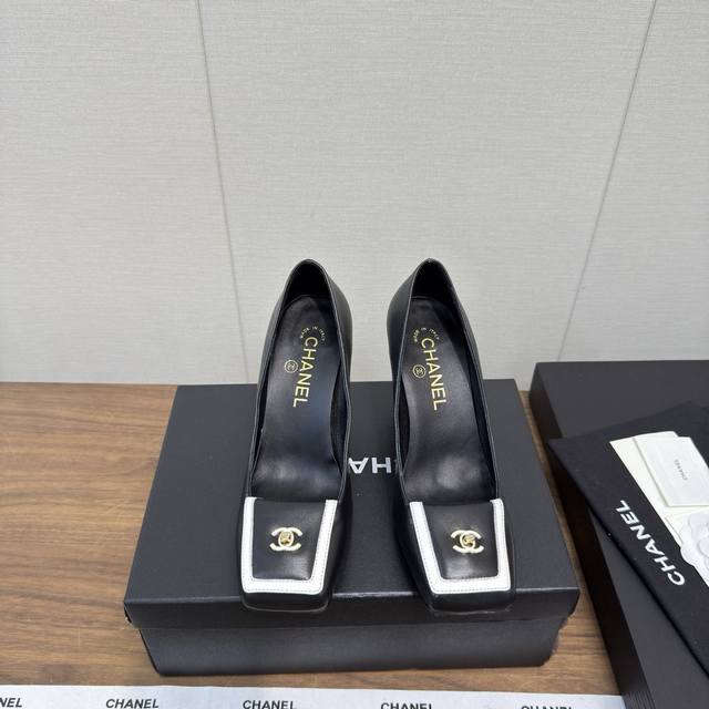 Chanel 25N Runway Style Early Autumn High Heels A pair of incredibly beautiful a Chanel 25N Runway Style Early Autumn High Heels A pair of incredibly beautiful a