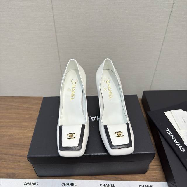 Chanel 25N Runway Style Early Autumn High Heels A pair of incredibly beautiful a Chanel 25N Runway Style Early Autumn High Heels A pair of incredibly beautiful a