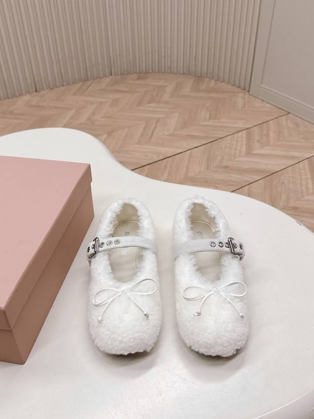 Selling Miu Miu 2025 Autumn/Winter runway slip-on driving shoes with fur trim. T