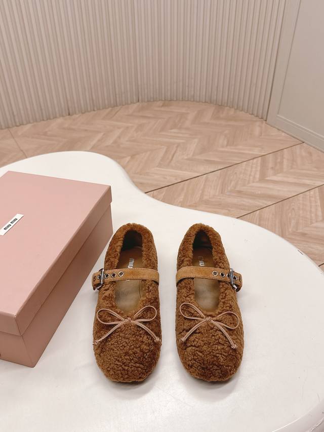 Selling Miu Miu 2025 Autumn/Winter runway slip-on driving shoes with fur trim. T