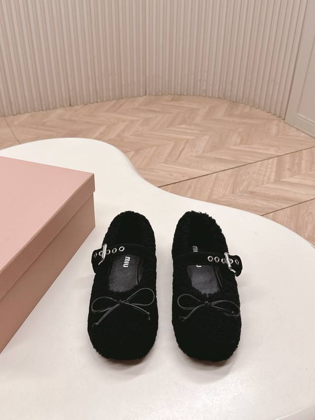 Selling Miu Miu 2025 Autumn/Winter runway slip-on driving shoes with fur trim. T