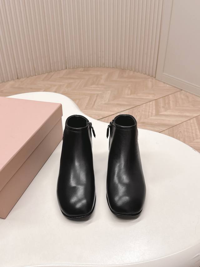Selling new Miu Miu Fall/Winter Martin ankle boots, made of cowhide. The simple