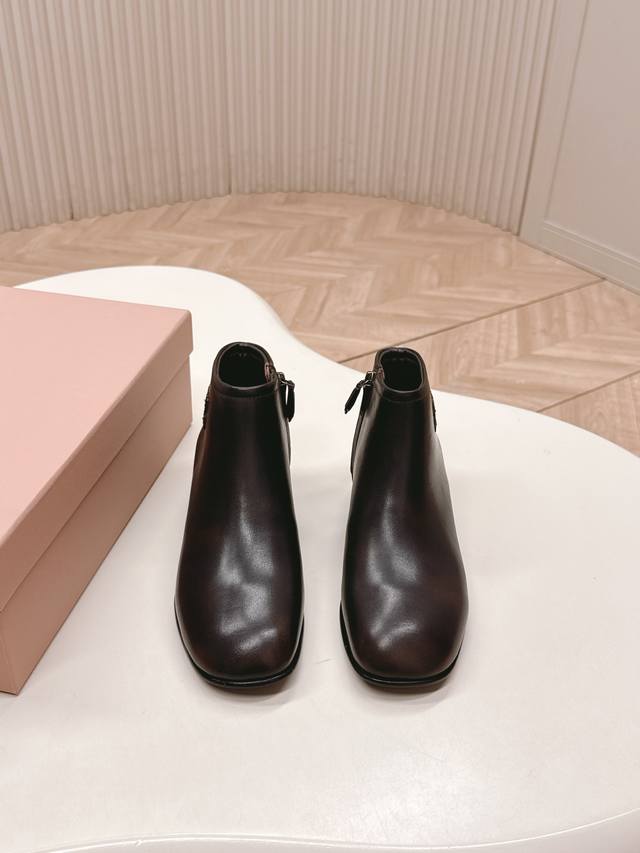 Selling new Miu Miu Fall/Winter Martin ankle boots, made of cowhide leather. The