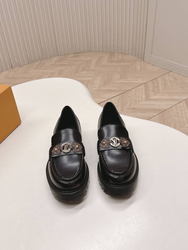 High-quality LV (Louis Vuitton) 26 Spring New Style Single Shoes, Loafers, Versa