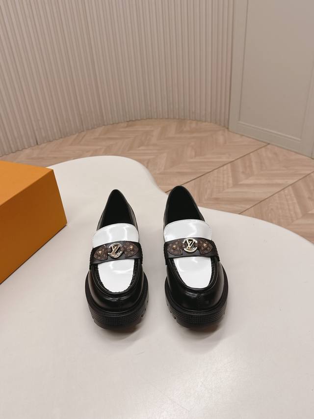 High-quality LV (Louis Vuitton) 26 Spring New Style Single Shoes, Leather Loafer