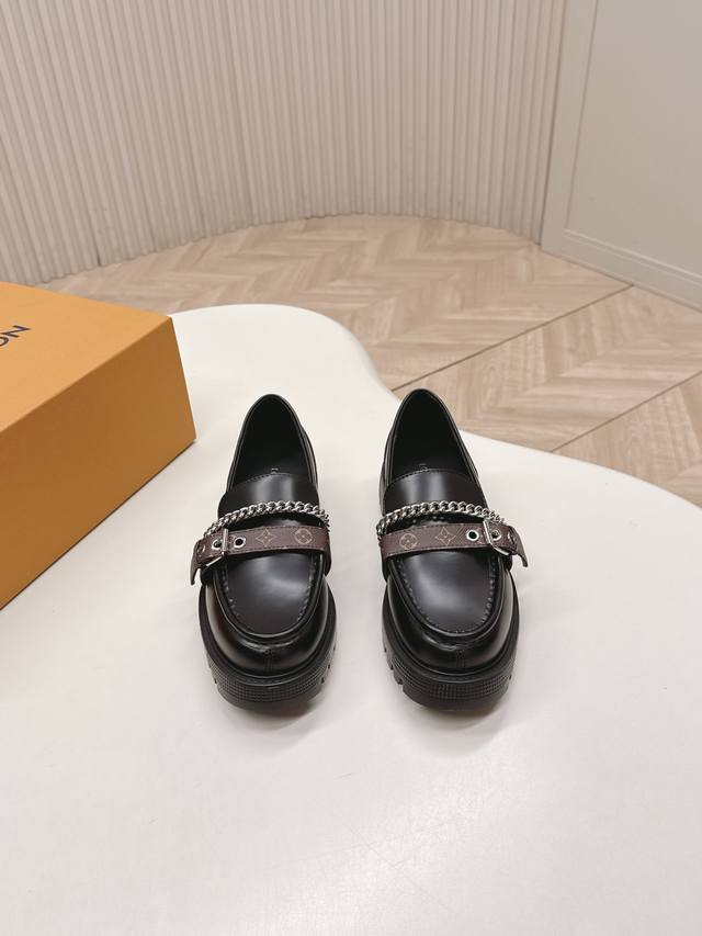 High-quality LV (Louis Vuitton) 26 Spring New Style Single Shoes, Loafers, Versa