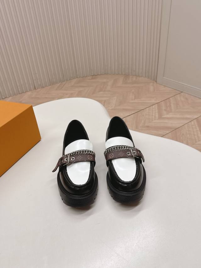 High-quality LV (Louis Vuitton) 26 Spring New Style Single Shoes, Loafers, Versa