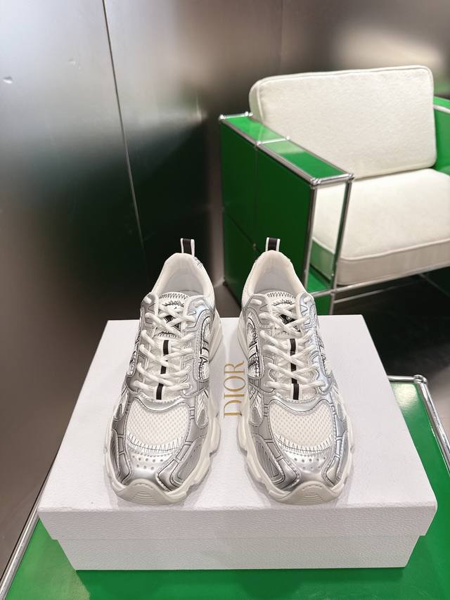 Dior Dior Vibe Sneakers New Dior colorway updated simultaneously on the official Dior Dior Vibe Sneakers New Dior colorway updated simultaneously on the official