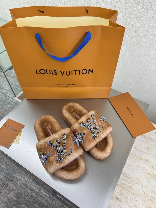 Colored Diamond Logo Hand-stitched Two-tone Lambswool Slippers Imported Lambswoo