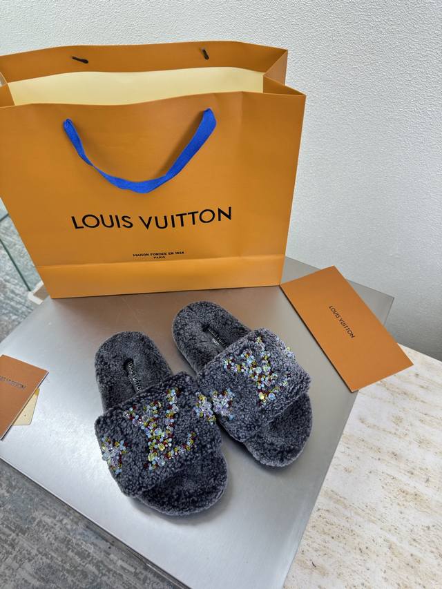 Colored Diamond Logo Hand-stitched Two-tone Lambswool Slippers Imported Lambswoo