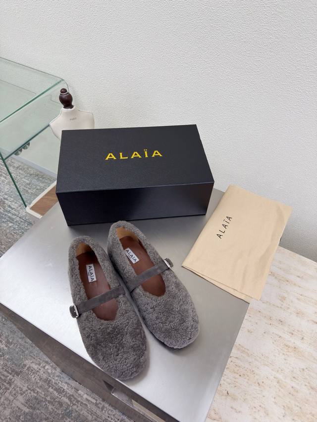 Lambswool upper Mary Jane shoes Comfortable and warm Alaia Love at first sight f