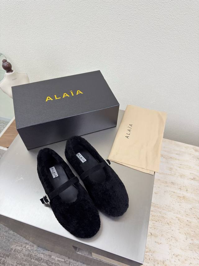 Lambswool upper Mary Jane shoes Comfortable and warm Alaia Love at first sight f