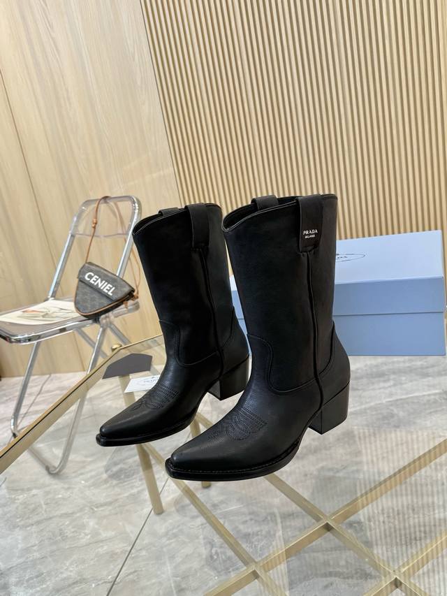 Rubber and leather sole Top luxury version "Prada" classic pointed-toe boots. Pr