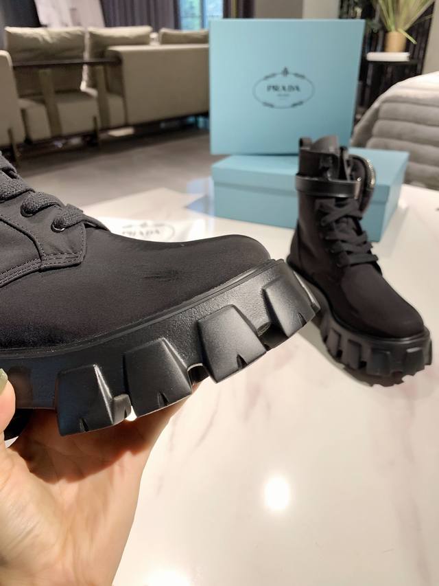 Top-tier version Prada launches its latest bag, ankle boot, and platform series.