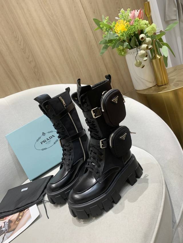 Latest and hottest Prada, the highest quality 1:1 replica on the market. Upper: