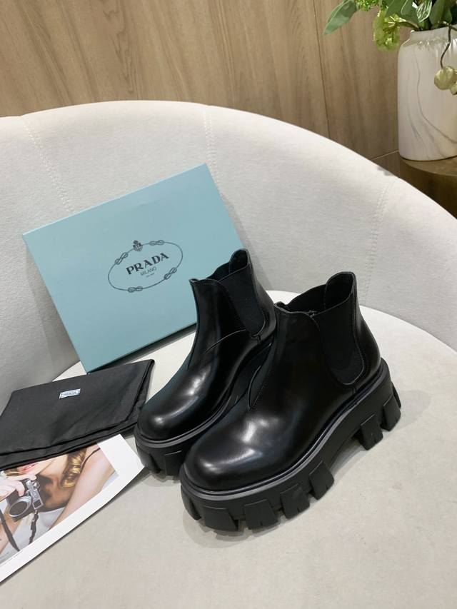 Prada ankle boots, the highest quality autumn/winter new style, split-hem black