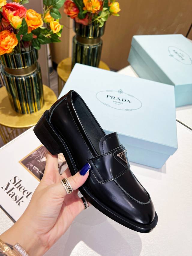 Prada's new split-hem platform casual leather shoes, worn by Liu Wen and many ot