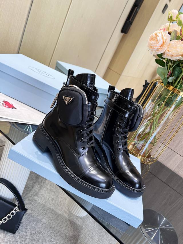 Top-tier Sss releases Prada bag and boot ankle boot series. Prada's Spring/Summe