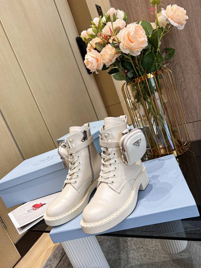 Sss proudly launches the Prada bag and boot ankle boot series! Prada's Spring/Su
