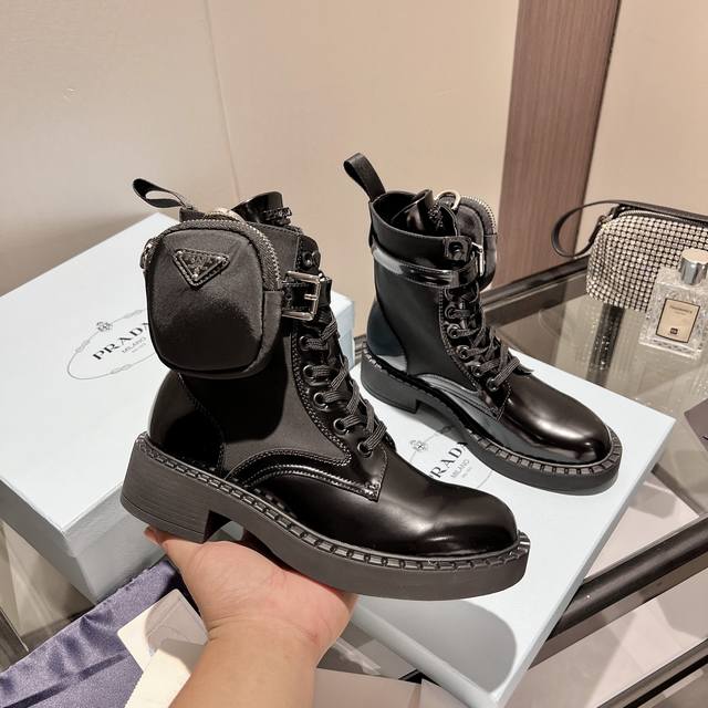 Top-tier Sss releases Prada bag and boot ankle boot series. Prada's Spring/Summe