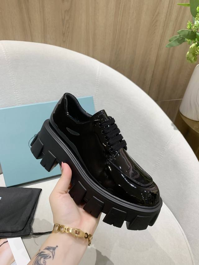 Top-quality Prada Fall/Winter New Black Split-edge Patent Leather Platform Casua