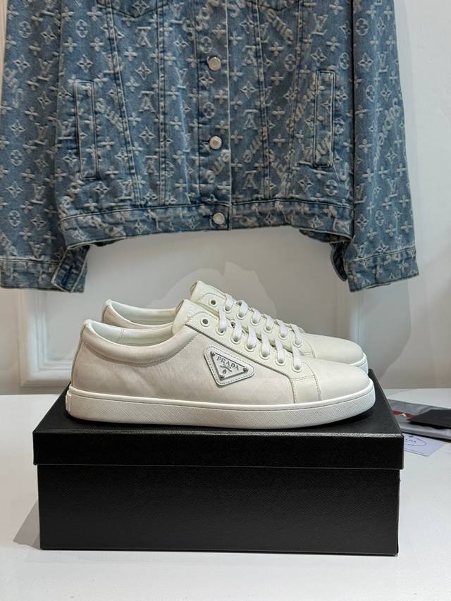 Factory Price: Prada men's shoes, best-selling item in boutiques, same as the of