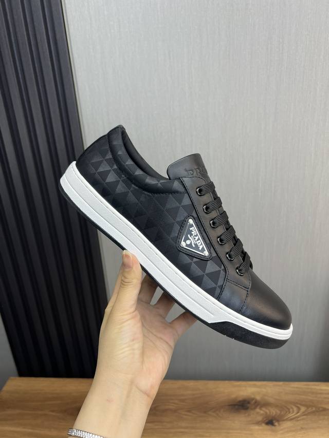 Factory Price: Prada men's shoes, best-selling item in department stores, same a