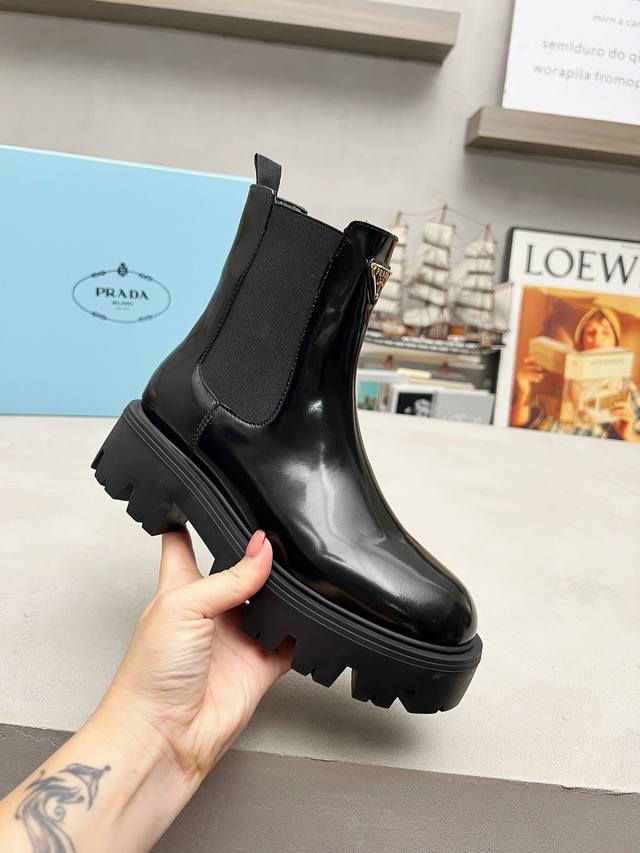 Factory Price: Prada's latest autumn/winter ankle boots. Upper: Imported calfski