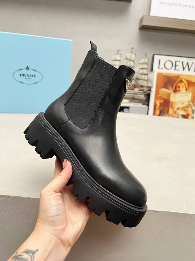 Factory Price: Prada's latest autumn/winter ankle boots. Upper: Imported calfski